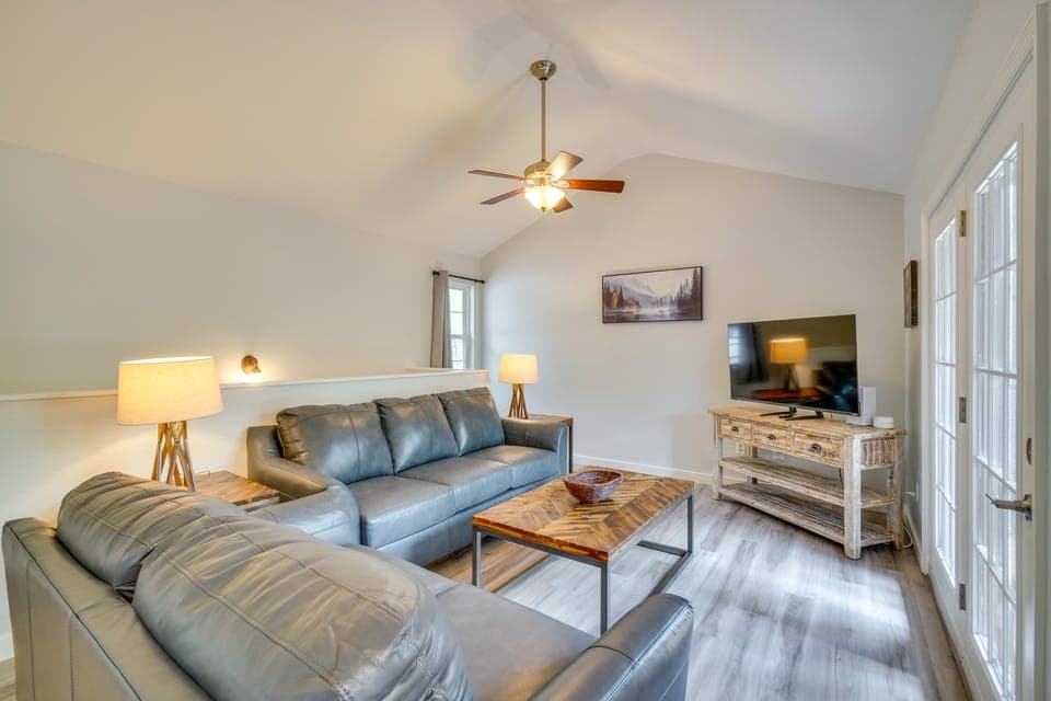Deck & Hot Tub: Remodeled Gatlinburg Stay Apartment in Gatlinburg
