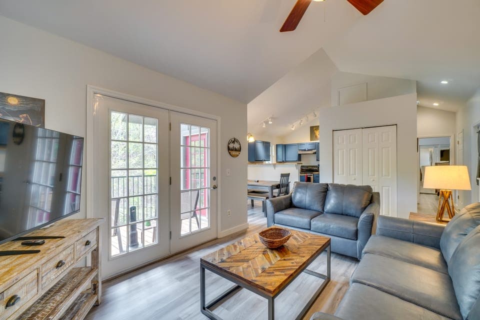 Deck & Hot Tub: Remodeled Gatlinburg Stay Apartment in Gatlinburg
