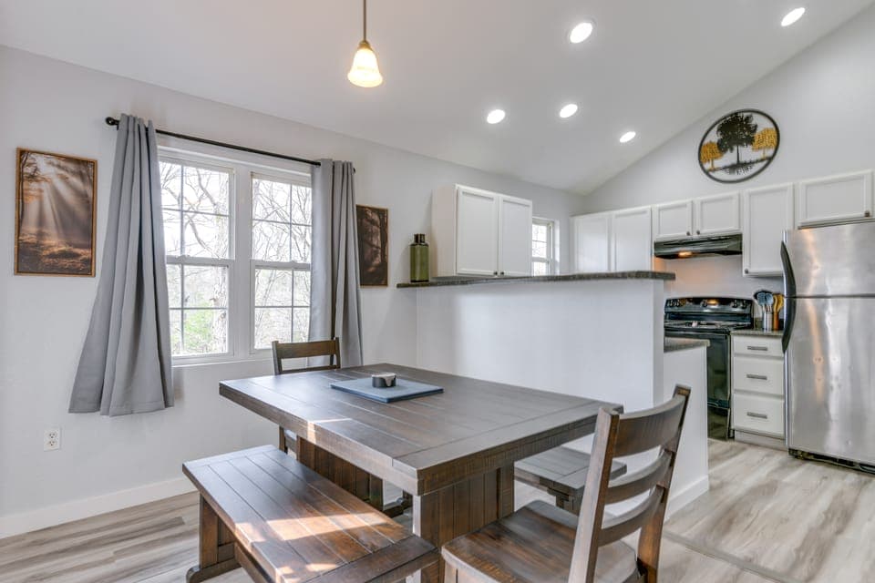 Updated Gem w/ Hot Tub in Arts & Crafts Community! Apartment in Gatlinburg