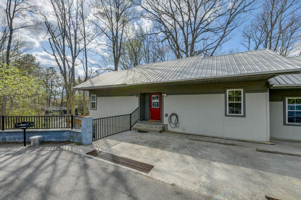 Updated Gem w/ Hot Tub in Arts & Crafts Community! Apartment in Gatlinburg