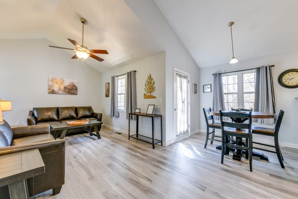 Chic Townhome + Hot Tub & Bonus Room, Dogs Welcome Apartment in Gatlinburg