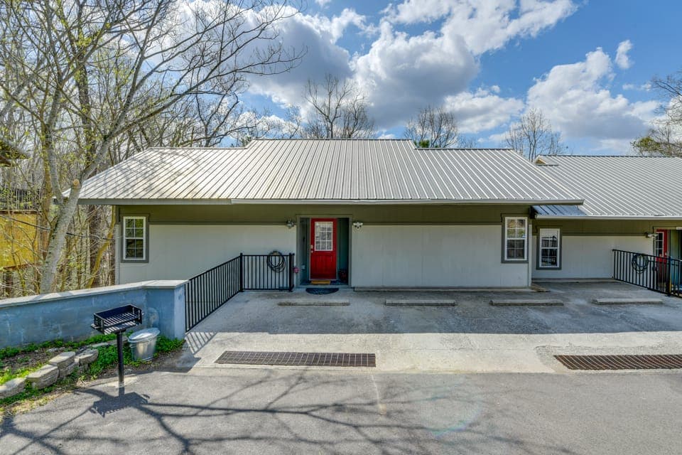 Chic Townhome + Hot Tub & Bonus Room, Dogs Welcome Apartment in Gatlinburg