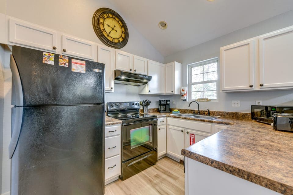 Mtn Views & Hot Tub: Modern Gatlinburg Townhome Apartment in Gatlinburg