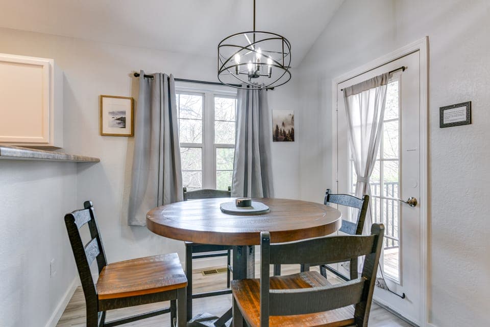 Mtn Views & Hot Tub: Modern Gatlinburg Townhome Apartment in Gatlinburg