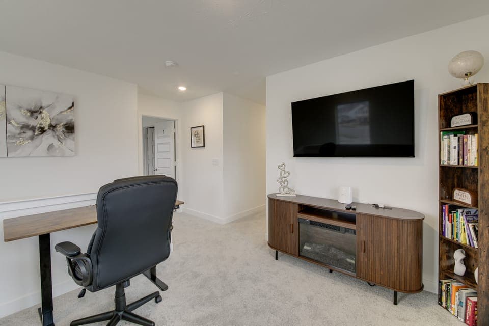 Great for Traveling Nurses! Indy Area Home Base Apartment in Greenwood