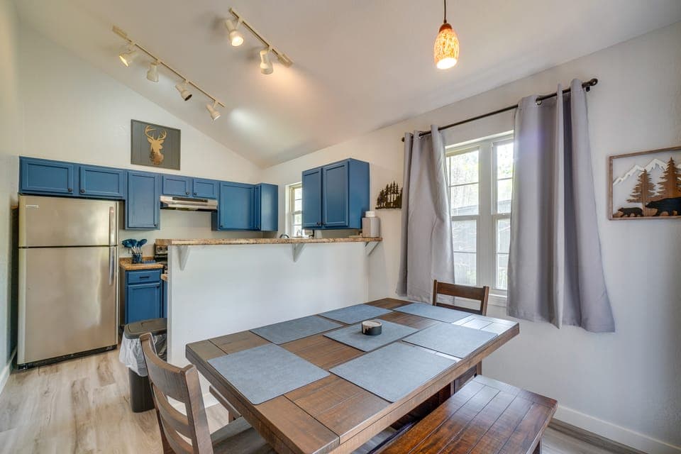 NEW! Gatlinburg Townhome + Bonus Room & Hot Tub Apartment in Gatlinburg