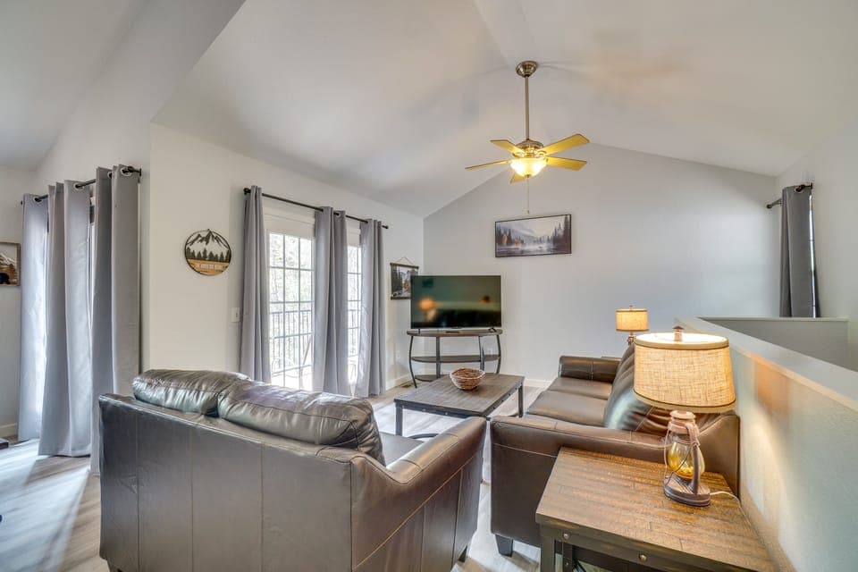 NEW! Gatlinburg Townhome + Bonus Room & Hot Tub Apartment in Gatlinburg
