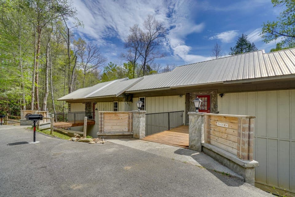 NEW! Gatlinburg Townhome + Bonus Room & Hot Tub Apartment in Gatlinburg