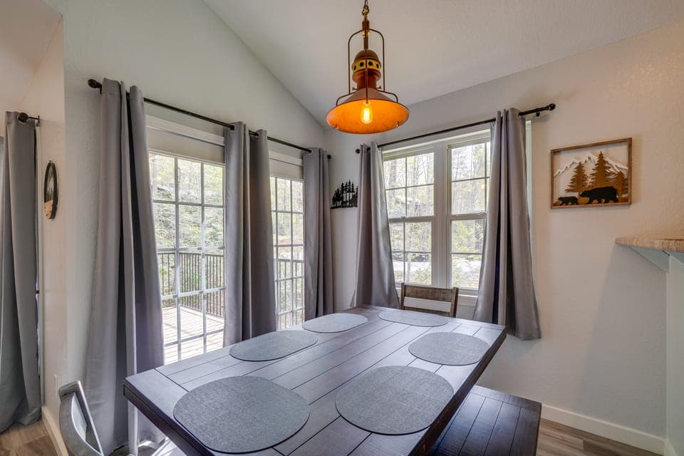 Hike & Explore in Gatlinburg! Hot Tub & Bonus Room Apartment in Gatlinburg