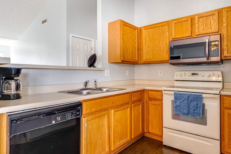 Quiet + Convenient! 2-Story Townhouse in NW Indy House in Pike Township