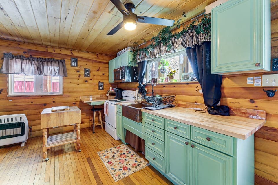 Family Cabin! Close to Greenbrier River & Snowshoe House in Shenandoah Valley