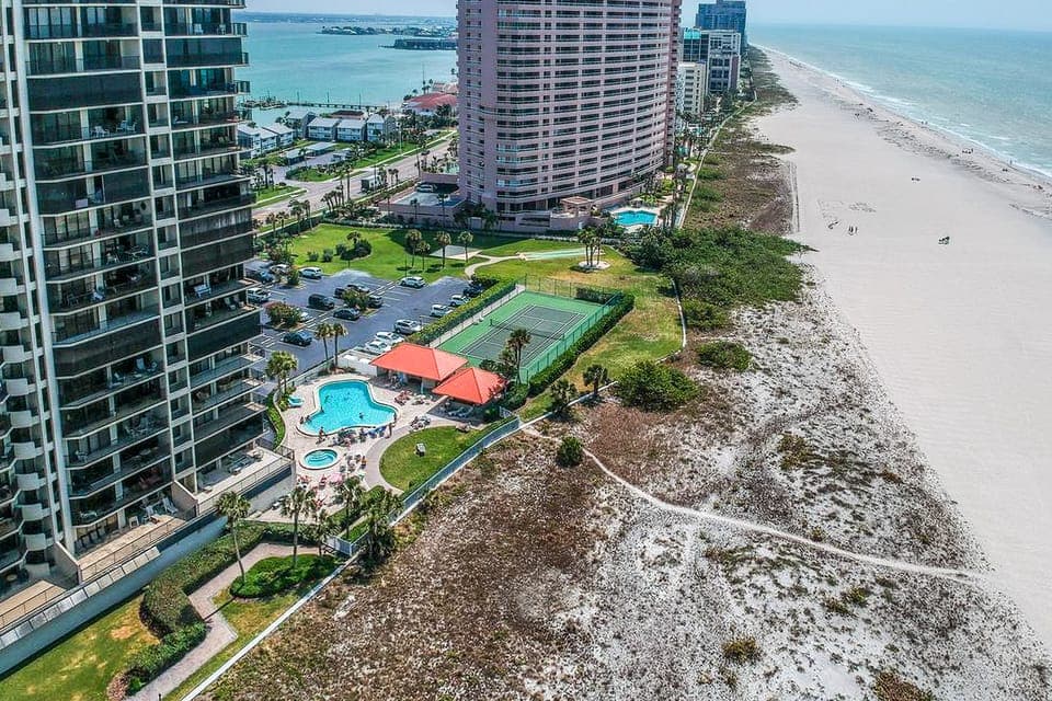 Walk to Sand Key! 11th-Floor Clearwater Beach Gem Apartment in Sand Key