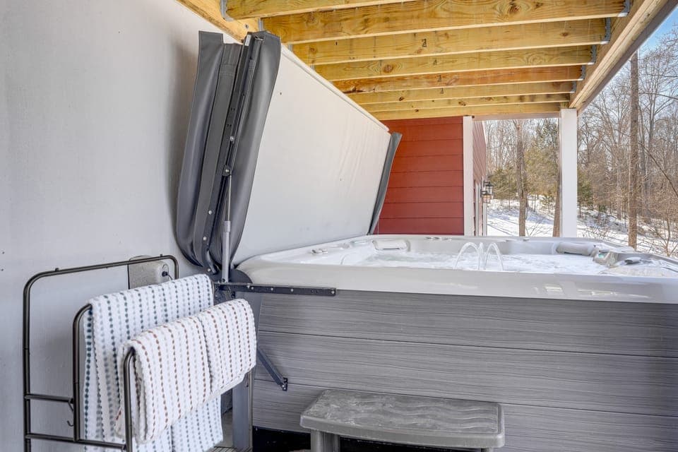 Hot Tub + Fire Pits: Waterfront Lake Anna Escape! House in Lake Anna