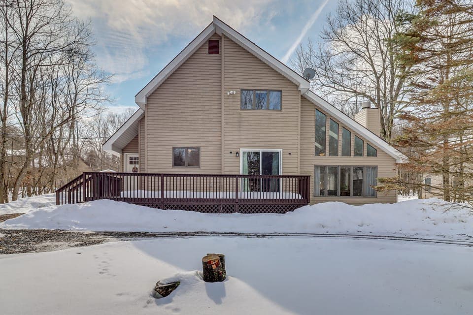 Cabin in Lakeside Community! Poconos Getaway House in Tunkhannock Township