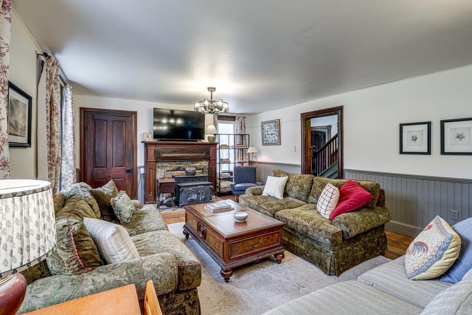 3+ Picturesque Acres! Historic Lexington Farmhouse House in Shenandoah Valley