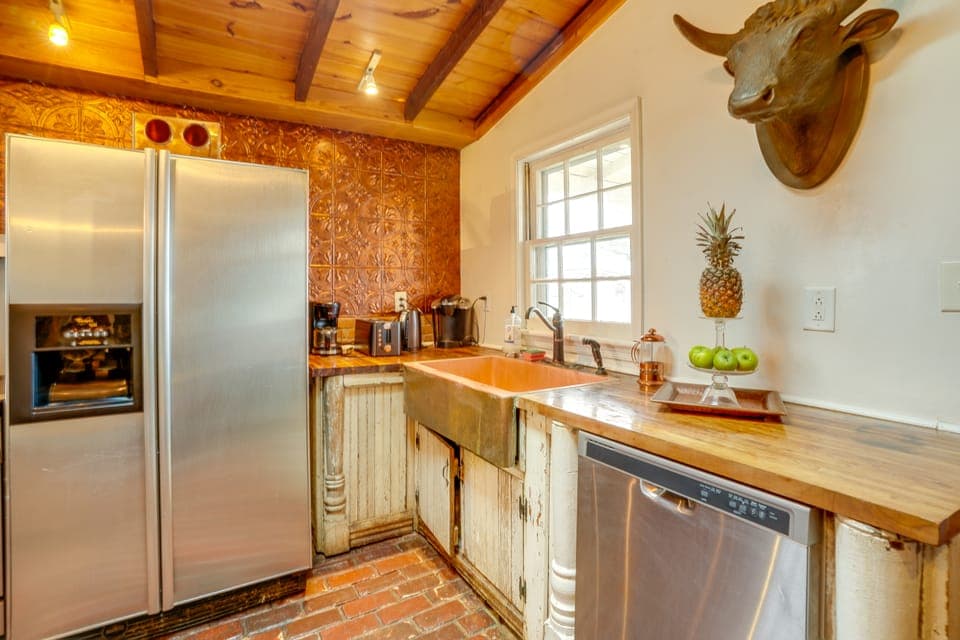 Hot Tub Access: Historic Group Getaway in Amherst! House in Massies Mill