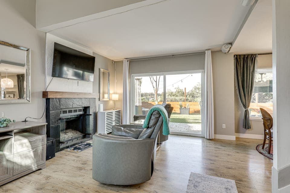 Modern Oceanside Living! Family Home w/ Workspace Apartment in Vista