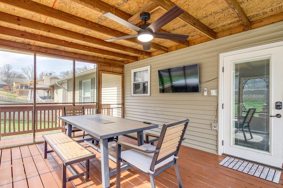 3 Mi to UT & Market Square: Poolside Retreat! House in Knoxville