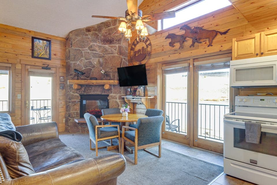 Pool & Hot Tub Access at Top-Floor Granby Getaway! Apartment in Granby