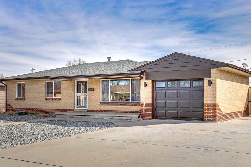 Family Friendly! Spacious Lakewood Haven w/ Yard House in Lakewood