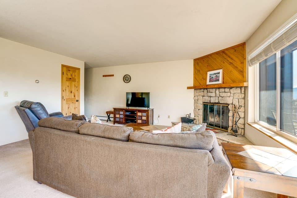 Pool, Hot Tub & Ski Shuttle! Extended Mtn Escape Apartment in Wildernest