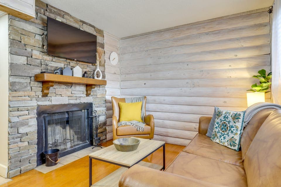 Walk to GSMNP & Dtwn Gatlinburg! Condo w/ Pools Apartment in Gatlinburg