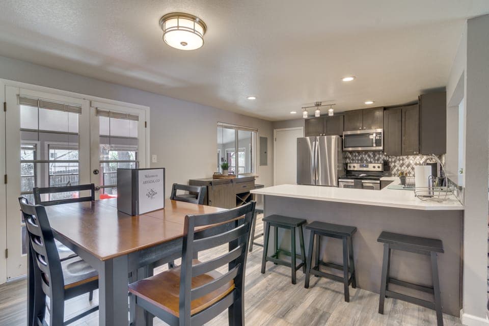Hot Tub, Pool Table, BBQ Patio, Yard Games House in Westminster