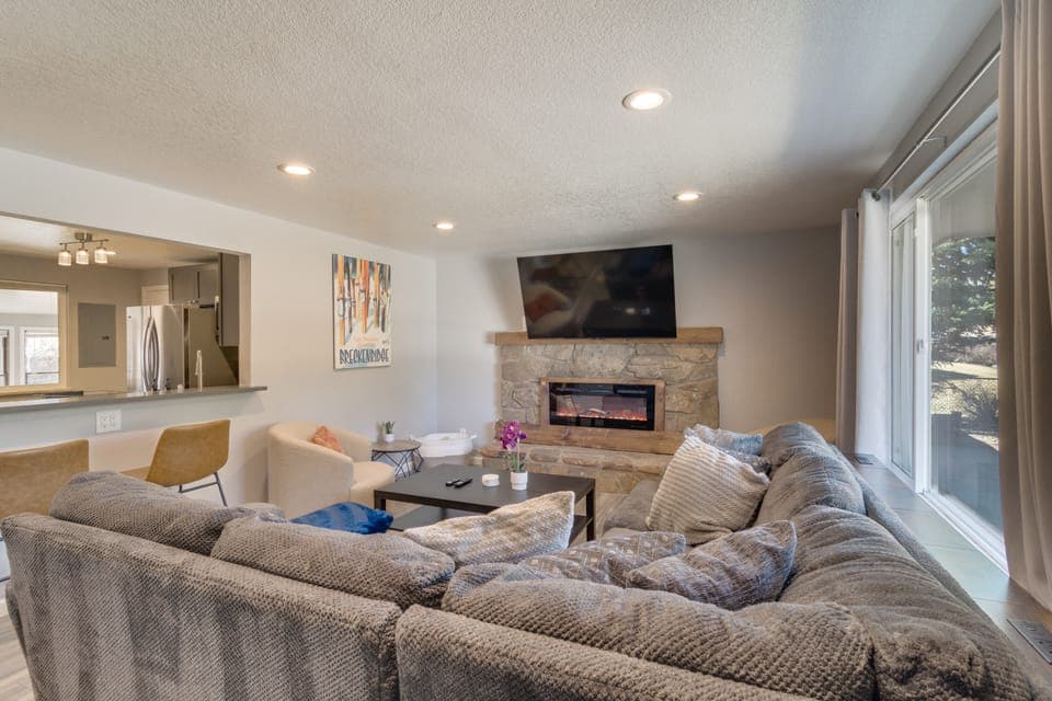 Hot Tub, Pool Table, BBQ Patio, Yard Games House in Westminster