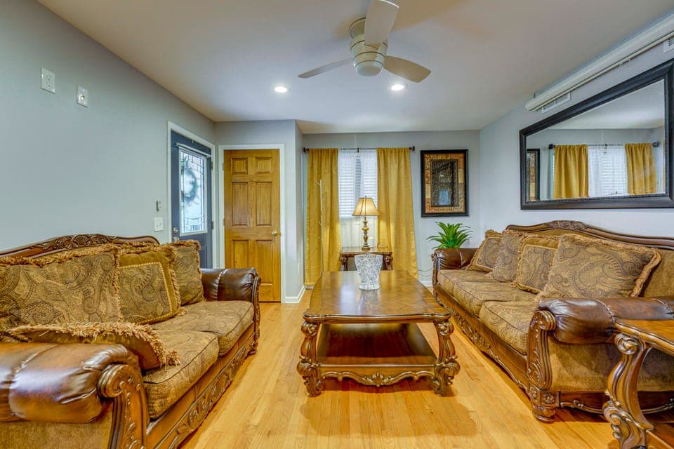 < 1 Mi to Oakland University: Cozy Retreat w/ Yard House in Auburn Hills