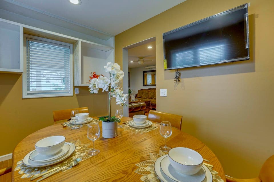 < 1 Mi to Oakland University: Cozy Retreat w/ Yard House in Auburn Hills