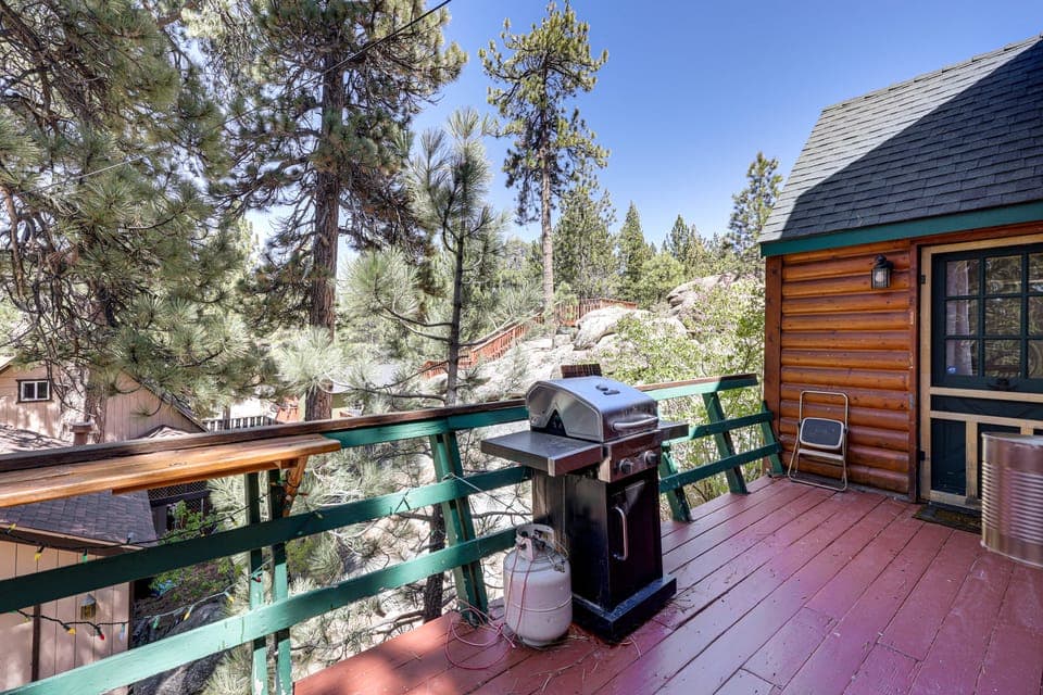 Walk to Big Bear Lake & Marina: Cozy Cabin w/ Deck House in Big Bear