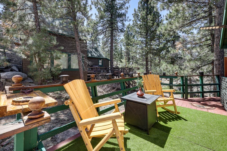 Walk to Big Bear Lake & Marina: Cozy Cabin w/ Deck House in Big Bear