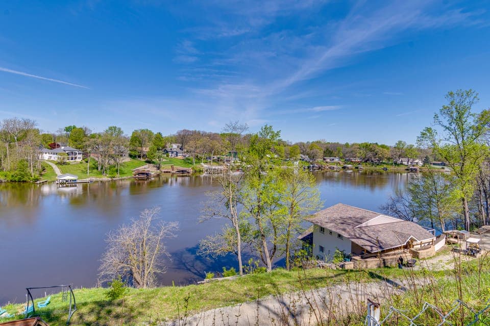 Easy River Access! Family Retreat By Lake Freeman House in Indiana