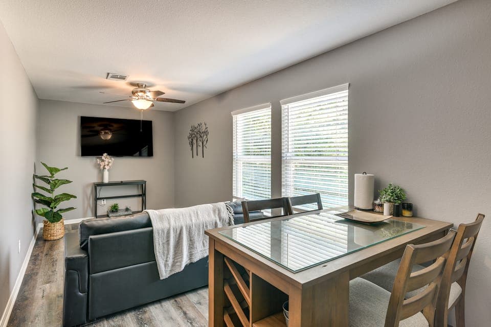Converted Rec Room! Suburban Houston Carriage Home Apartment in Pearland