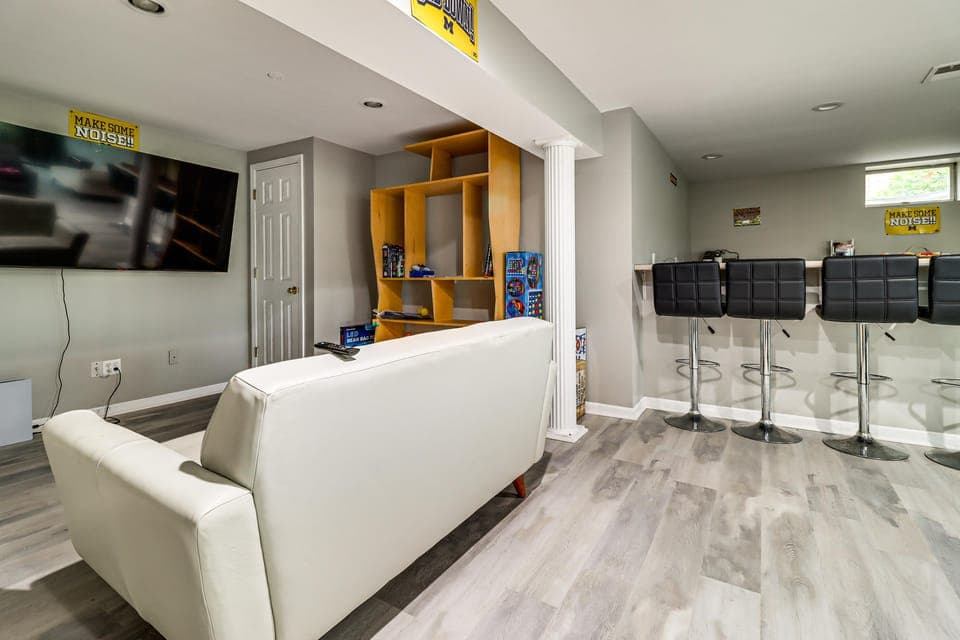 5 Mi to U of M! Bright Family Getaway w/ Patio Apartment in Ann Arbor
