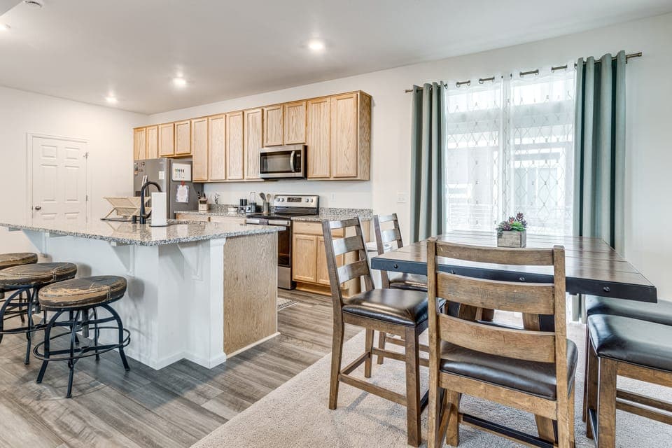 Spacious & Modern! New Home Near Gaylord Rockies House in Aurora