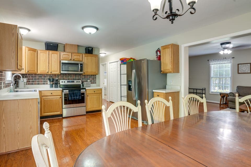 Hot Tub, Boat Slip & Arcade Games! Lake Anna Home House in Lake Anna