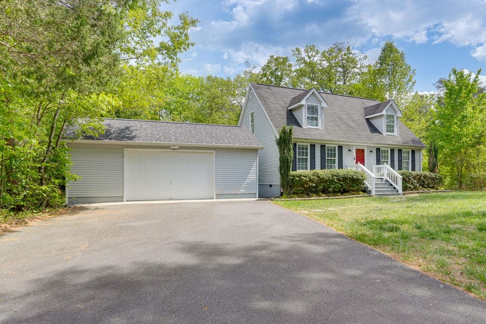 Hot Tub, Boat Slip & Arcade Games! Lake Anna Home House in Lake Anna