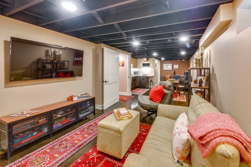 Close to Wrigley Field, The Beach & Downtown Apartment in Sauganash