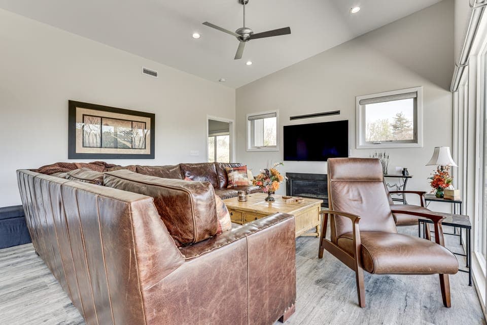 Mtn & Creek Views! Harrisonburg Escape on 10 Acres House in Central