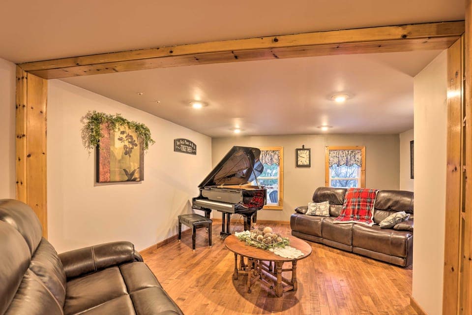 Wine Trail Retreat w/ Tiny Home & Hot Tub House in Seneca Lake