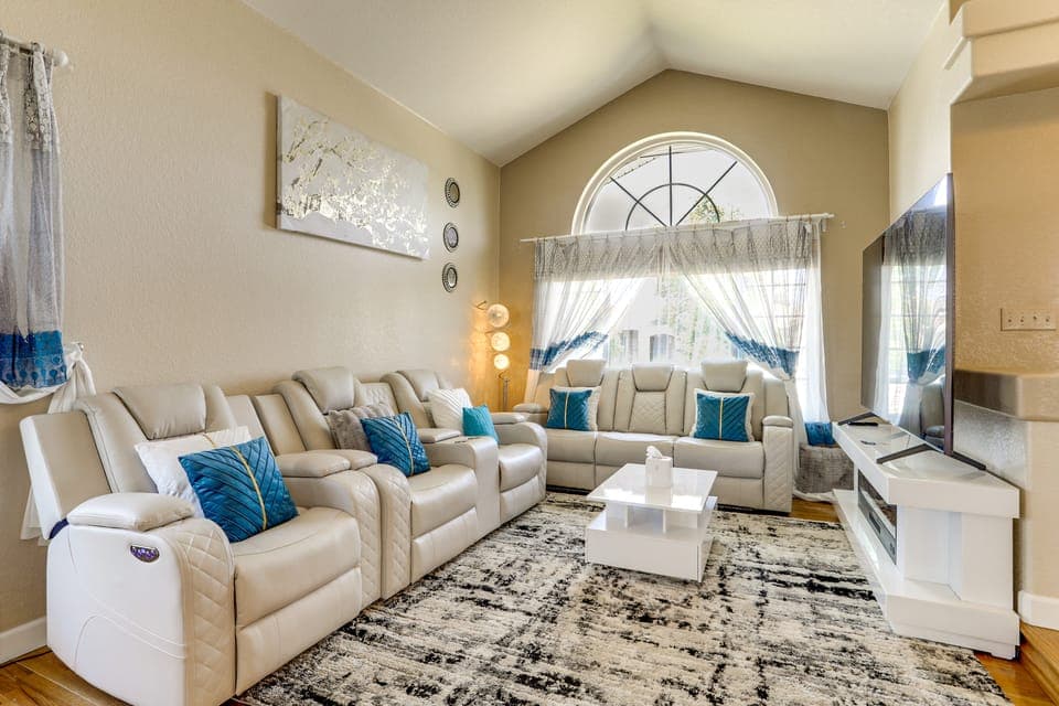 Hot Tub + Patio: Group-Friendly Denver Oasis! House in Aurora