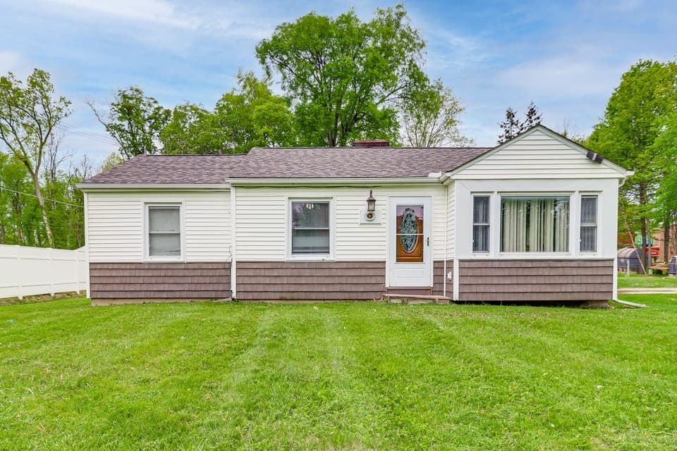 Metro Detroit Home Base w/ Yard, Pets Welcome! Apartment in Farmington Hills