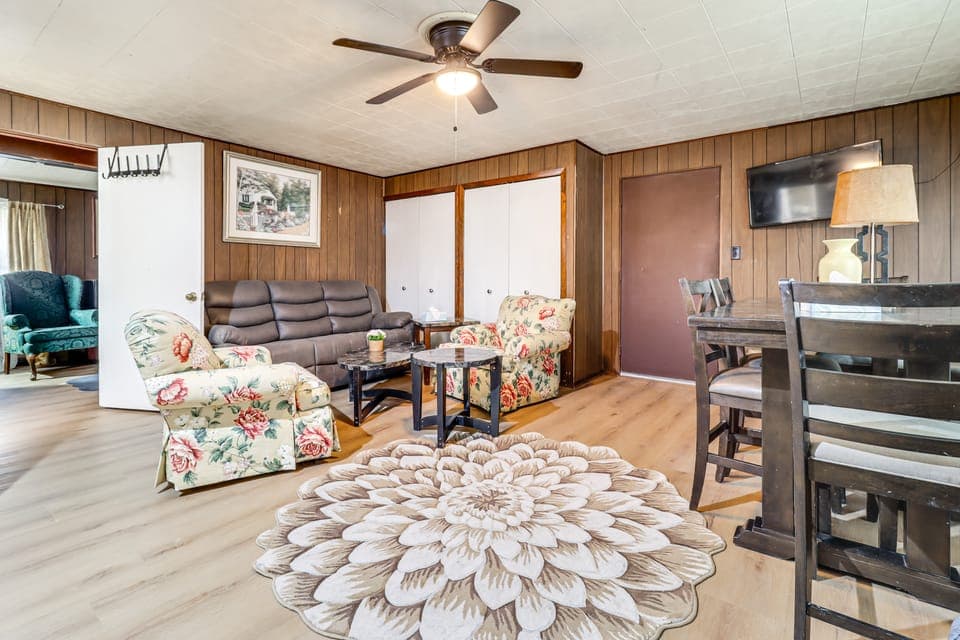 Metro Detroit Home Base w/ Yard, Pets Welcome! Apartment in Farmington Hills