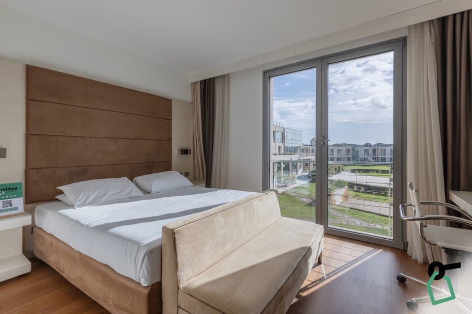 Comfort Room | 1 bedroom, minibar, in-room safe, desk