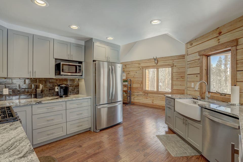 Premium House | Private kitchen | Full-size fridge, microwave, oven, stovetop