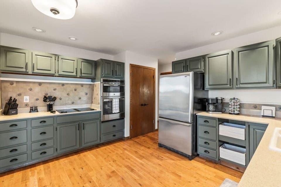 Lots of elbow room in the kitchen!