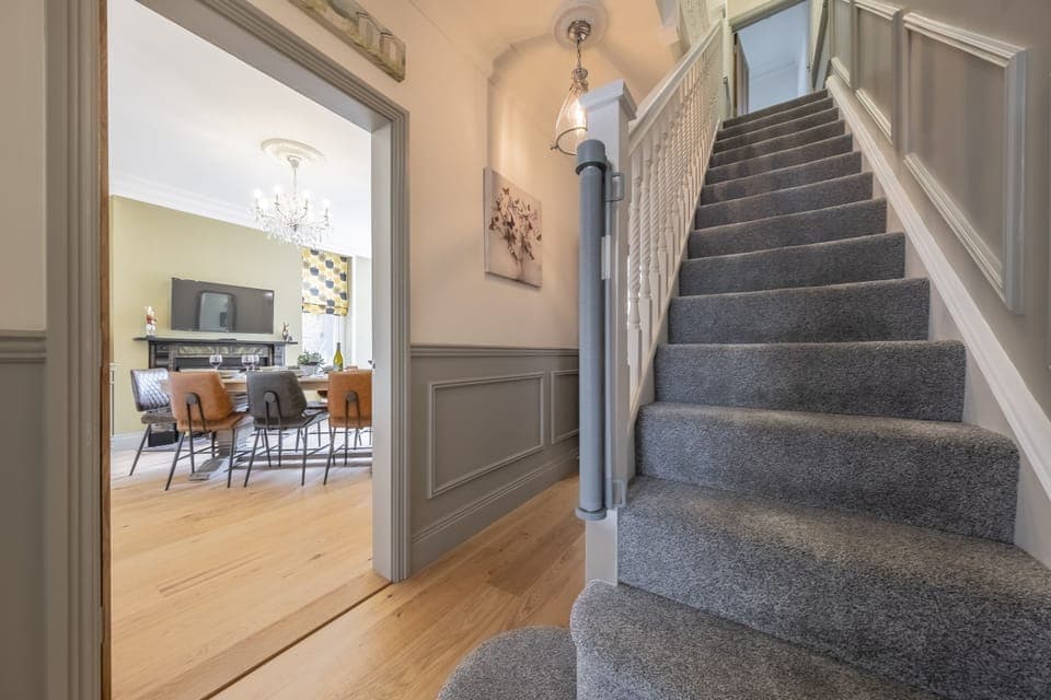 Ground floor: Easy access to the first floor