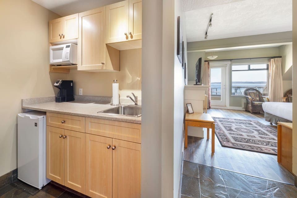 Deluxe Studio Suite, 1 King Bed, Ocean View | Hypo-allergenic bedding, desk, blackout drapes, iron/ironing board