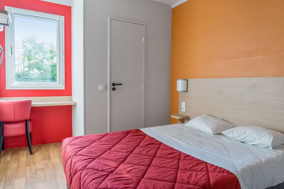 Desk, soundproofing, free WiFi, bed sheets